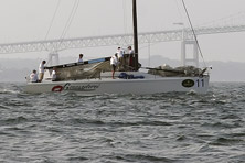 Groovederci sail by the newport bridge